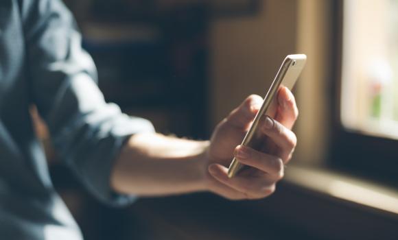 Polacy oszczędzają na telefonach? Niemal 50% nie ma zamiaru zmieniać smartfona