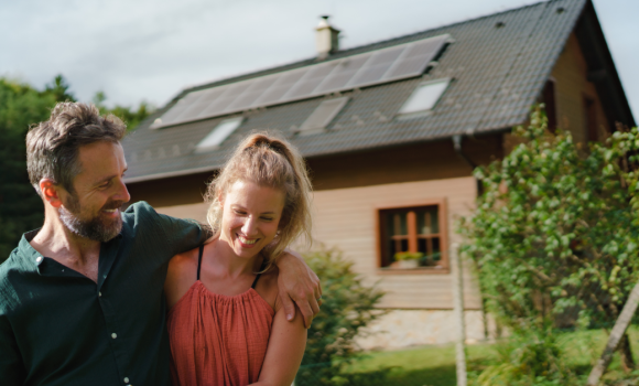 uśmiechnięta para ludzi przed domem