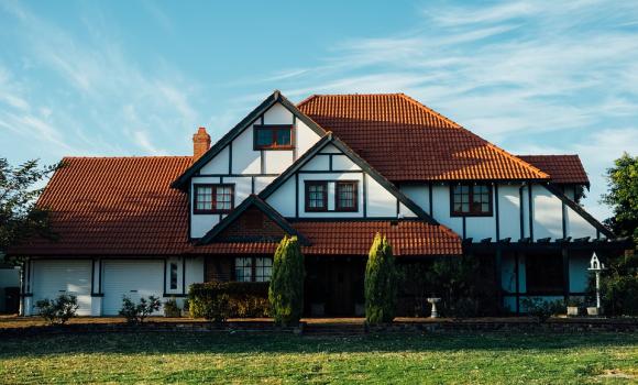 Jak kupić dom? Najważniejsze zasady zakupu domu i ubezpieczenia
