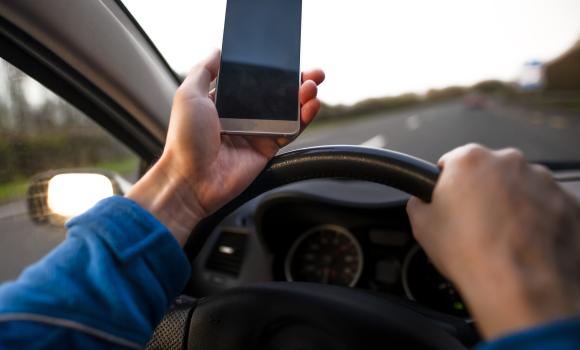 Mandat za korzystanie z telefonu podczas jazdy – ile wynosi?
