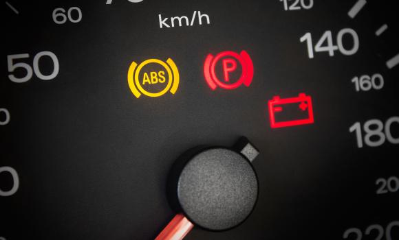 Co oznacza kontrolka ABS i co robić, gdy się świeci?