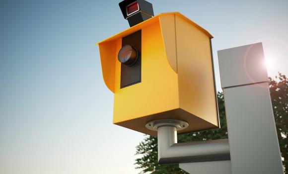 Większość Polaków popiera automatyczny nadzór na drogach. Przeciwnicy widzą w nim sposób na mandaty