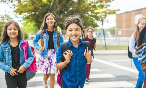 Bezpieczna droga do szkoły - co obejmuje polisa szkolna?