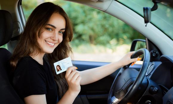 Prawo jazdy i oznaczenia, które powinien znać każdy kierowca