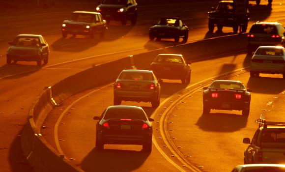 Osobówki trują? Emisja CO2 samochodów nie spada od ponad dekady