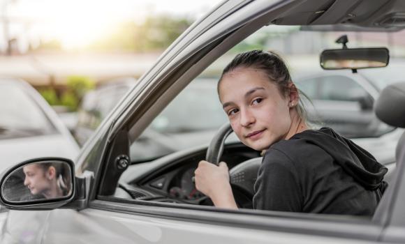 Zielony listek u młodego kierowcy – czy jest obowiązkowy?