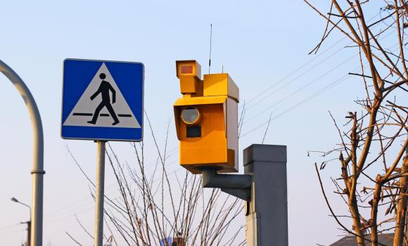 Blisko milion kierowców złapanych przez fotoradary w 2023 roku - raport rankomat.pl