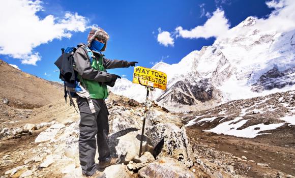 Wejście na Mount Everest tylko dla bogatych. W cenie "biletu" kupisz Audi z salonu, a nawet mieszkanie w Olsztynie