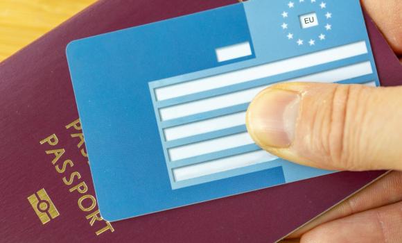 Podróż z polisą czy z kartą? EKUZ kontra ubezpieczenie turystyczne