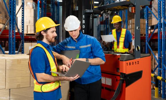 Pracownicy w magazynie