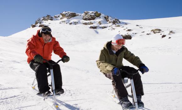 jazda na skibobie w śniegu