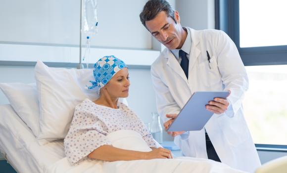 Lekarz rozmawia z pacjentką