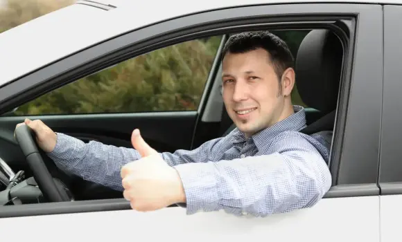 Mężczyzna w samochodzie