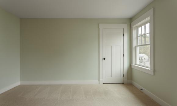 pusty pokój z drzwiami