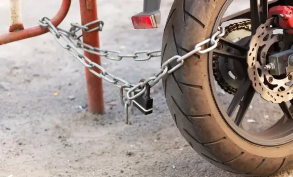 motocykl przypięty łańcuchem jak ubezpieczyć motocykl od kradzieży
