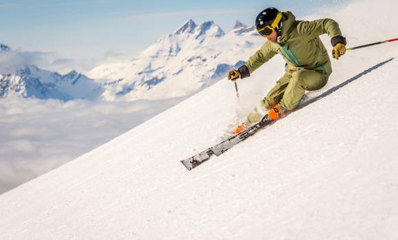 Narciarz z widokiem na góry