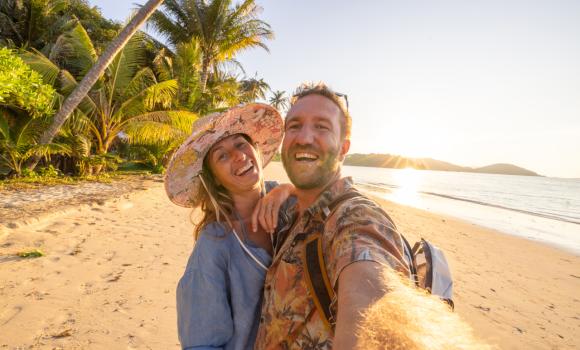 Para na plaży o zachodzie słońca