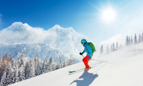 Narciarz na stoku górskim