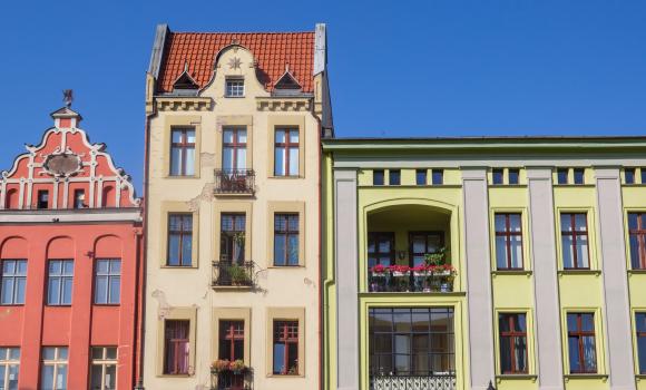 Kolorowe kamienice w mieście