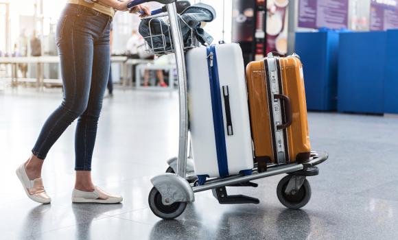 Kobieta z bagażem na lotnisku