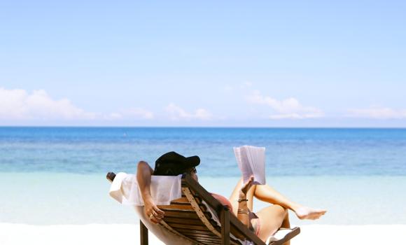 Kobieta czytająca na plaży, na leżaku