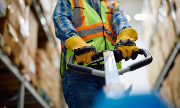 Pracownik w magazynie