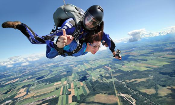 Skok ze spadochronem
