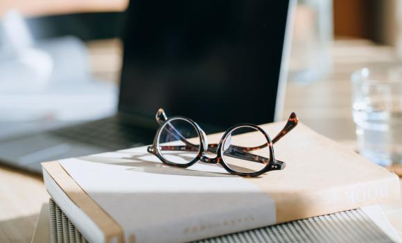 Okulary na książce