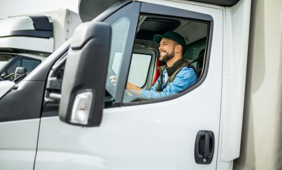 Kierowca ciężarówki w kabinie