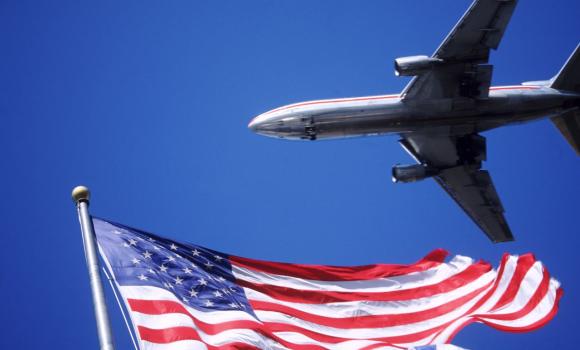 Samolot nad flagą USA