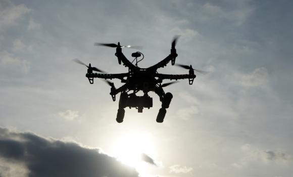 Dron na tle słońca