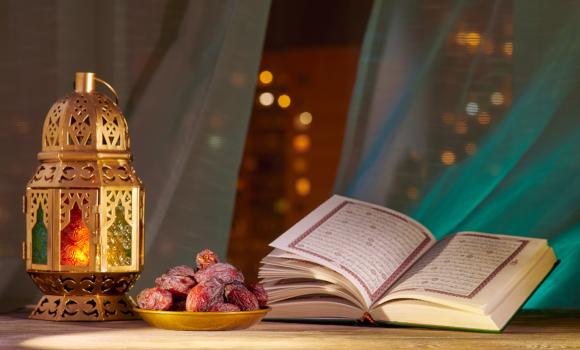 Lampion, daktyle i otwarty Koran