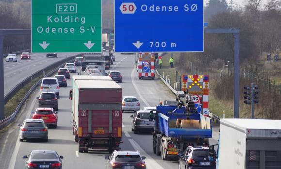 Auta z Danii i znaki drogowe nad autostradą w