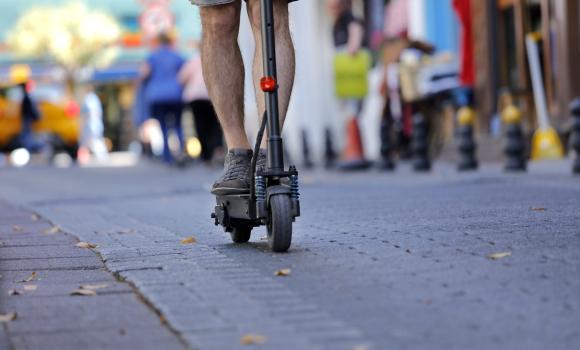 3 na 4 Polaków chciałoby obowiązkowego OC dla hulajnóg i rowerów elektrycznych