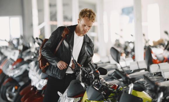 Mężczyzna ogląda motocykl do umowy leasingu