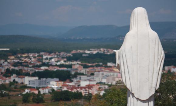 Figura Matki Boskiej nad miastem