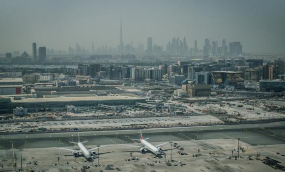 Samoloty na lotnisku w Dubaju